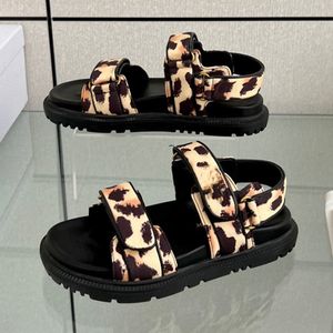 Sandalias planas de moda para mujer, novedad de verano de 2022, zapatos de tacón bajo con punta abierta y cuero de fondo grueso para mujer, zapatos para pies anchos