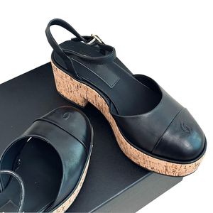 Sandales à talons épais de 7 cm pour femme - Claquettes en cuir d'agneau et grain de bois - Mules à boucle réglable - Texture matelassée - Chaussures habillées - Semelle en caoutchouc - Chaussures décontractées