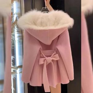 Abrigo de lana con capucha rosa para hombre, cuello corto y ligero, estilo pequeño perfume, otoño e invierno, piel sintética, 231121
