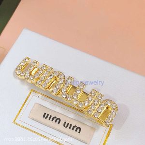 Coix de cheveux pour femmes Barrettes de luxe Miuimiui Blamps Lettre eau Diamond Gold Clip Clipt End Unique Design Fashionable Bang Spring Clip Hair Ornement Clip Clip