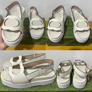 WOMENS INTERLOCKINGN SANDAL 7386 cuir blanc Sandale plate à semelle en caoutchouc La dernière collection de Platform Sandals explore les symboles archivistiques de nouvelles manières