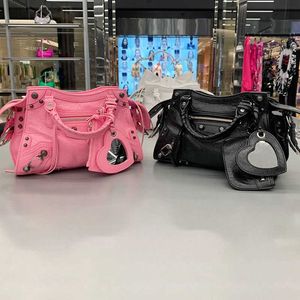 Bolso de diseñador de lujo para mujer Moda Remache Motocicleta Tres en uno Personalidad de la calle Bolso de cuero para mujer Venta directa de fábrica a bajo precio