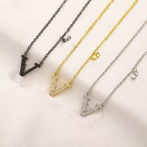 Colliers pour femmes Collier avec pendentif en diamant plaqué argent chaînes en or pour hommes lettre de coeur colliers de luxe à la mode classique multi styles zb096