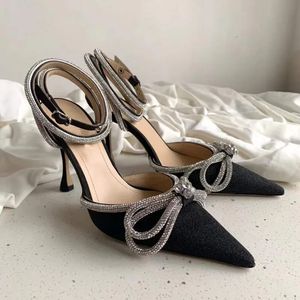Sandales pour femmes en cuir semelle designer talons hauts 9,5 cm luxe bleu diamant chaîne décoration banquet femmes chaussures soie visage sexy pantoufles de chaussures formelles