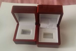 Boîte de bague en bois avec anneau en métal charnière Championnat pour l'engagement, la proposition ou des occasions spéciales avec blanc Insérer