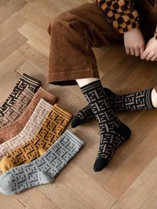 Calcetines de lana FF de tubo medio para niños, medias versátiles para mujer a la moda de otoño e invierno con letras cálidas