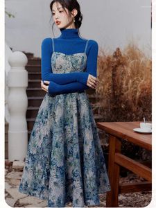 Vestidos de trabajo Otoño Invierno Mujer Conjunto de 2 piezas Retro Azul Suéter de cuello alto Bordado francés Conjuntos de vestidos vintage Traje de moda de calidad