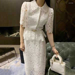 Robes de travail revers manches courtes broderie crochet chemise tempérament OL dentelle blanche une ligne jupes 2 pièces ensembles haut pour femme blouses