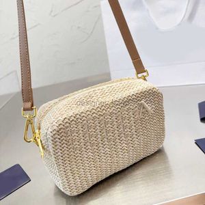 Sac tissé Sac de créateur Sac à main de luxe pour femmes 2024 Printemps / Été Nouvelle mode Herbe tissée Une épaule Petit sac carré Style occidental Sac fourre-tout à bandoulière