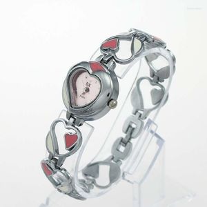 Relojes de pulsera Relojes lindos Diseño de corazón Joyería de moda Pulsera Damas Mujeres Reloj de pulsera de acero inoxidable de cuarzo para regalos O50