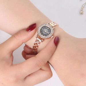 Montres-bracelets Montre en or / argent avec plaque de cadran en faux diamant pour femme