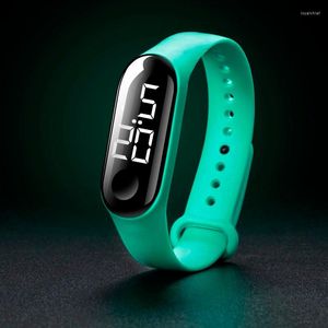Relojes de pulsera Pantalla digital LED Deportes Sensor luminoso Reloj electrónico Ultra delgado Moda Hombres y mujeres Relojes Color Multifuncional