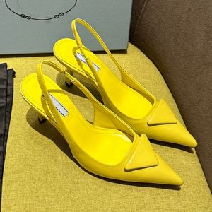 Zapatos de tacón Slingback de cuero pulido amarillo Zapatos acolchados Punta de punta Tacones Sandalias 75 mm Mujer Tacón Zapatos de vestir de diseñador de lujo 35-43 Calzado de fábrica