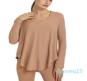 Traje de yoga Camisa de manga larga Ajuste holgado Dobladillo trasero redondo más largo Cuello en V ligero Tops de fitness de secado rápido Camisetas de alta elasticidad para deportes y uso diario