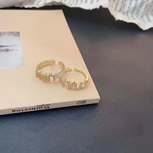 Zircon Miu Anello aperto da donna con stile elegante e anello per dito indice ad alto senso, design piccolo, anello con lettera impilata