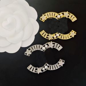 ZP Designer Broches Femmes Émail feuillage Avec Timbre Broches Plaqué Or 18K offre spéciale Hommes Marque Lettre Incrustation Cristal Strass Bijoux Broche Charme