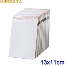 (110 * 130mm) 100pcs / lots Blanc Perle Film Enveloppe À Bulles Sacs De Courrier Emballage Étanche Sacs D'expédition CL-2022 Y200709