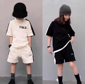- Summer Cotton Kids Sportswear Sets Letter Afdrukkenpakken voor jongensmeisjes Casual 2-delige shorts Outfits in 6 kleuren