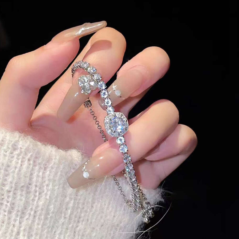 Einfaches, vielseitiges Armband im koreanischen Stil mit verstellbaren, quadratischen, mit Zirkonen eingelegten Diamanten für ein fortschrittliches Tragegefühl