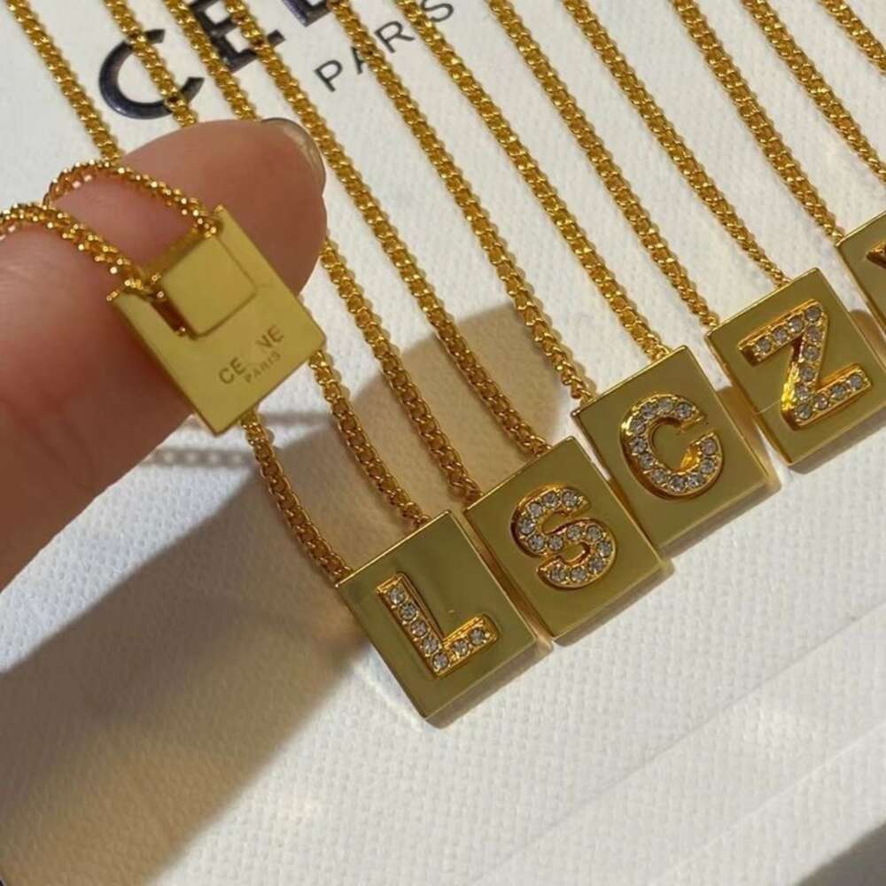 Ce novo produto bloco de ouro carta colar feminino cheio de diamante pequeno design colar corrente pingente de alto sentido