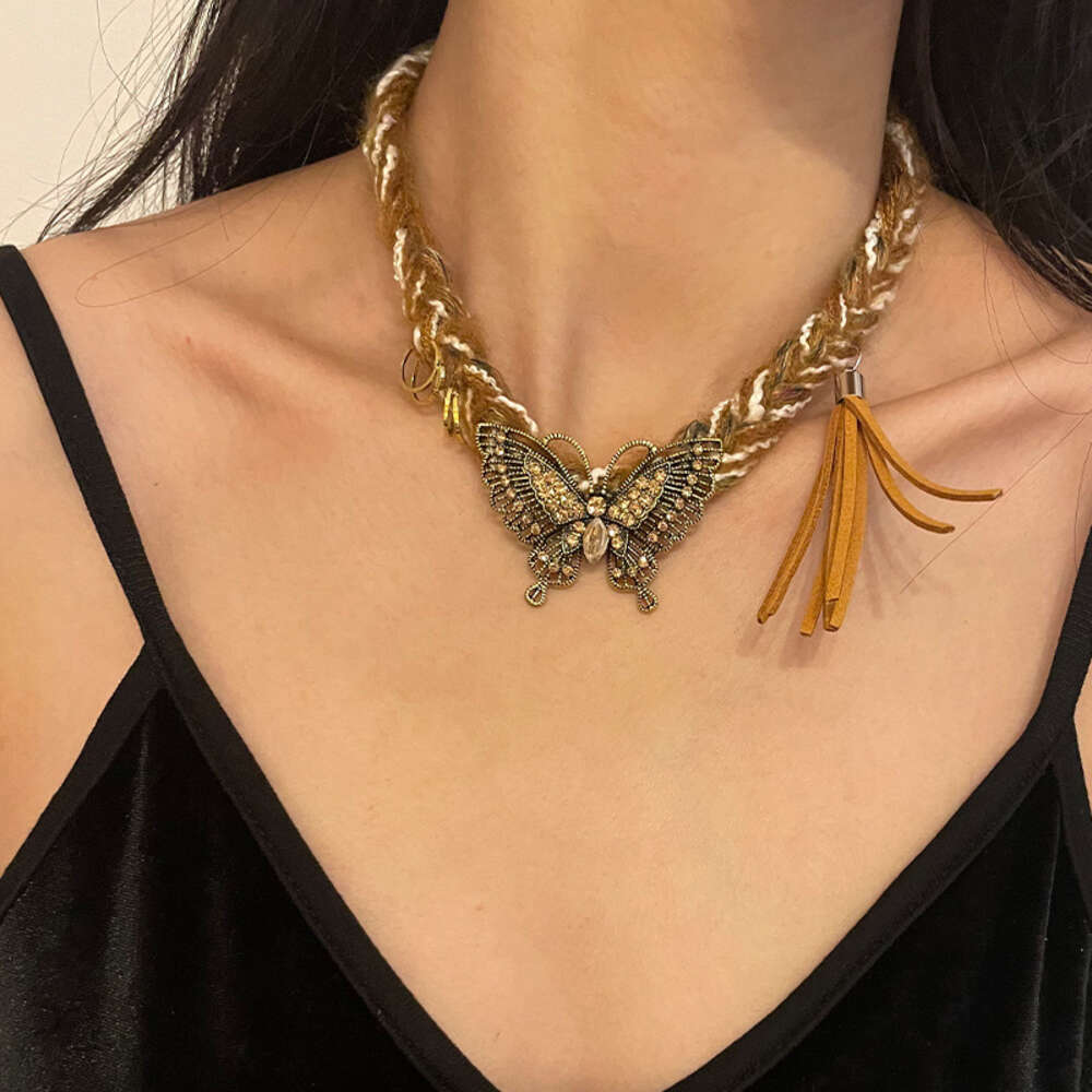 Schmetterlings-Quasten-Halskette für Damen, Maillard-Stil, Herbst/Winter, Plüsch-Choker-Halskette mit kleiner Design-Kragenkette