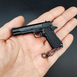 Black Metal Pistol Gun Toys 1911 Model KeyChain 1: 3 Portable Alloy Pistol Shape Mini Assembly Guns Toy Pendant Gift 1988