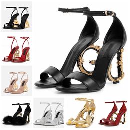 2023 Yaz Lüks Markaları Patent Deri Sandalet Ayakkabı Pop Topuk Altın Kaplama Karbon Çıplak Siyah Kırmızı Pompalar Gladyatör Sandalyas Kutu Tasarımcı Ayakkabıları