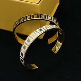 Designer guld snidade armband män kvinnor tjocka armband modedesigner mens smycken lyxbrev par smycken bröllop gåva fest