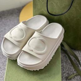 Lyxvarumärkes tofflor Slide Fashionable Sunny Beach Woman Shoes Slippers Designers Kvinnor Dam Hollow Sexig Platform Sandaler Högkvalitativ plattklack Slipper