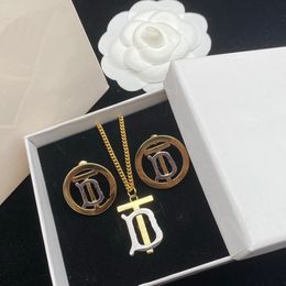 Basitlik Klasikleri İki tonlu mektup kolye tasarlanmış kolye bilezik küpeler, erkeklerin soluk olmayan kadın hediyeleri tasarımcısı mücevher bbs9