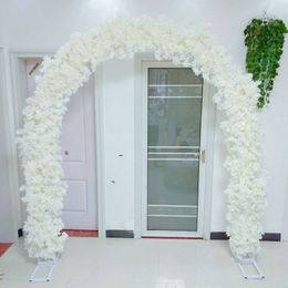 Decoração de festa branca sofisticada, cereja nevada U Arch Door define flores artificiais com prateleira de metal para decoração de cenário de casamento