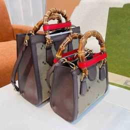 Shoppingväskor tote kvinnor bambu hantera handväska axel läder lyxig designerbrand crossbody kvinnlig bokstavstryck hink 230328