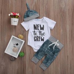 018Months Nieuw bij de CREW bedrukte bodysuits met korte mouwen, broeken en hoeden, 3-delige kledingset voor pasgeboren baby-babyjongenskleding8045396