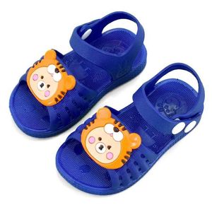 03so sandales Sandales de trou de chaussures pour bébé 2023 Nouvelles chaussures pour enfants plage intérieure mignonne antidérapante douce Sole D240515