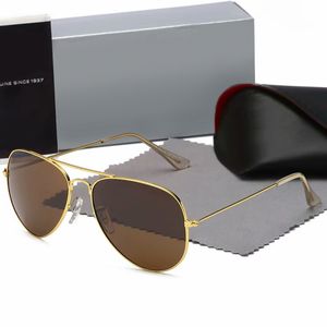 0401 METRES Lunettes de soleil Black Frame Femmes hommes Sonnenbrille Metal Lenses Multi-couleurs conduisant Outdoor Sunshade Mirror Optics Out of quartieth Explosion