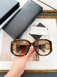 0402 Gafas de sol de diseñador de mujer retro de marca vintage para mujeres hombres de gafas de sol para hombres para todo tipo de caras Diseño de ojo de gato grande para evitar barrera en el camino de lectura