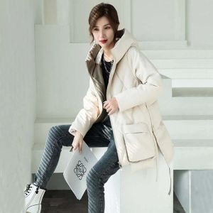 0C23M640 Chaqueta de invierno de piel auténtica para mujer, piel de oveja de longitud media, holgada, en blanco y negro