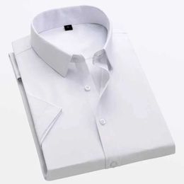 0l32 Chemises robes masculines chemises à toit court court-coiffure Été Nouveau couleur unie de glace de couleur mince Business formel décontracté non-chemise grande taille 5xl D240507