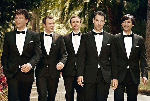 terno preto e gravata borboleta