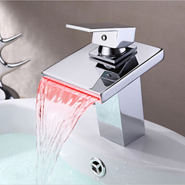 Batería pulida Luz LED RGB Lavabo del Mezclador de lavabo Grifo de latón