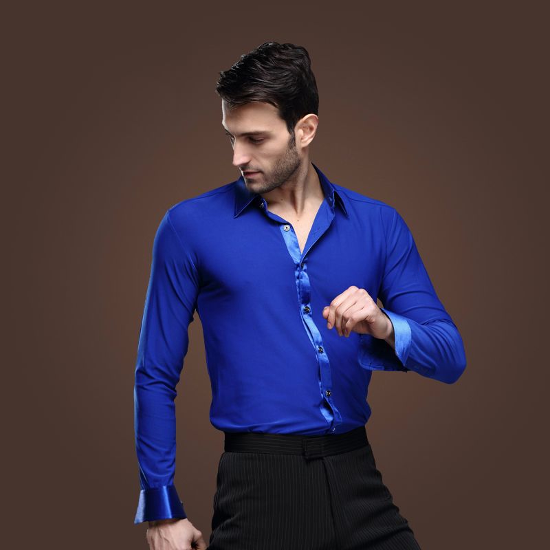 pantalon negro y camisa azul hombre