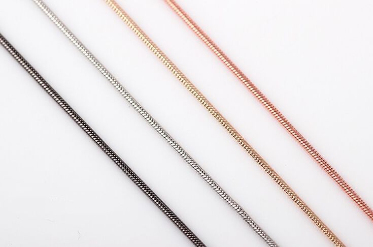 10PCS / lot (4Colors für Choise) Art und Weise glatter Schlangen-Ketten Halsketten-Schmuck für sich hin- und herbewegenden Charme Locket-Anhänger