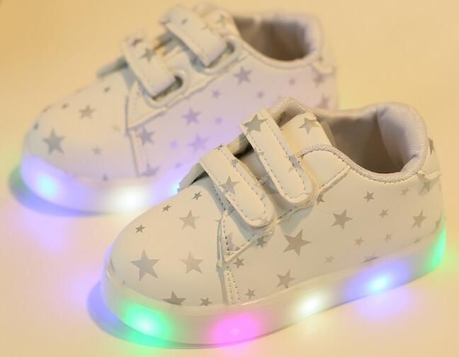 Desconto Em Novas Crianças Brilhantes Sapatos Meninos E Meninas Pequenas  Estrelas Coloridos Luminosos Sapatos De LED Flash Infantil Loja Online De  Ténis De Topo | DHgate.Com