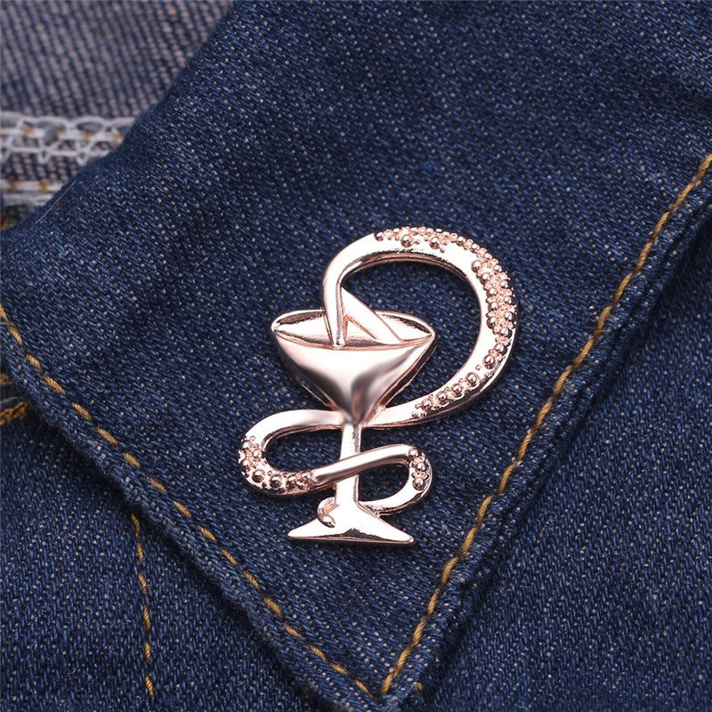 New Snake Cup Enamel Doctor Nurse Brooch Pin Men Women Denim Jackets Collar Badge Pin Button Brooches Bag Accessories 