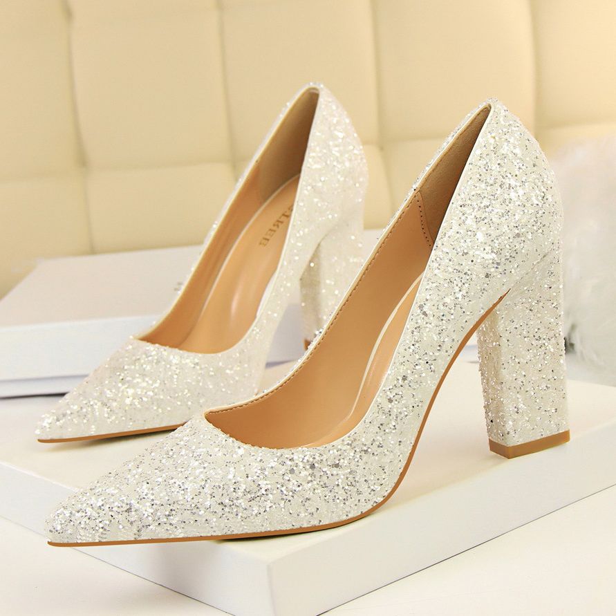 sapato salto grosso dourado