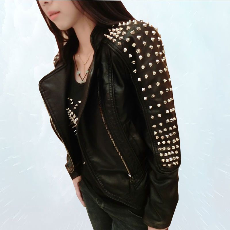 jaqueta de couro com spikes feminina