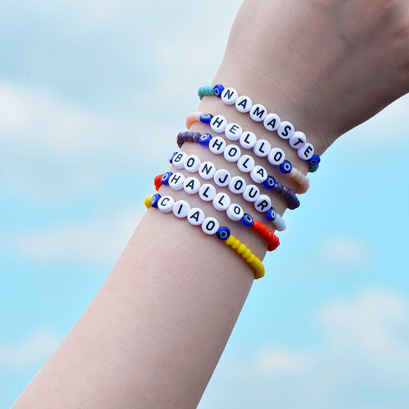 10 Lenguaje Hola letras de país para las mujeres los hombres del multicolor Boho