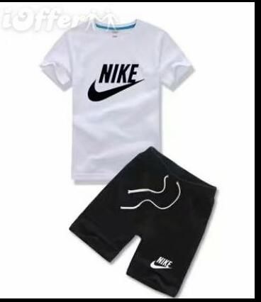 maglietta e pantaloncini nike