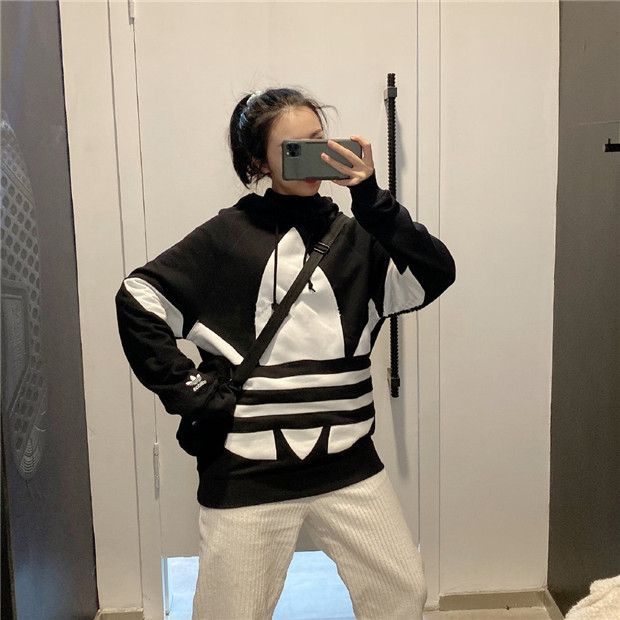 loose sweatshirt outfit