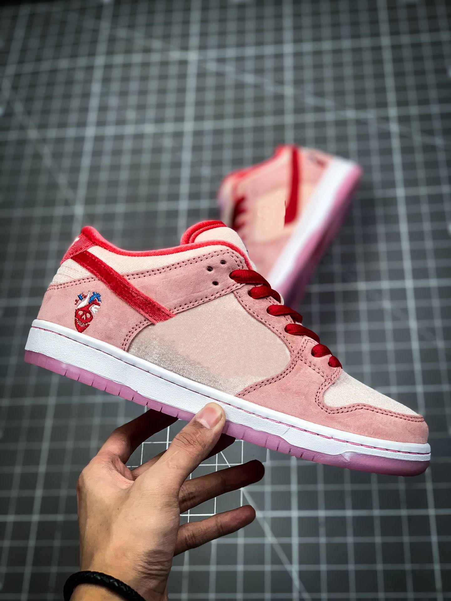 Compre Nueva Strangelove X Día Chaussures SB Dunk Low Rosa De San Valentín  Zapatos Del Patín Formadores Deportivos Para Hombre De Las Mujeres Del  Diseñador De Ciruela SB Dunks Zapatillas De Deporte